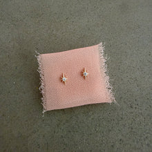 Load image into Gallery viewer, ÉCLAT STAR STUDS 14KT YELLOW GOLD