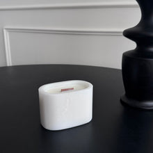 Load image into Gallery viewer, OVALE | ROYAL WHITE JADE CANDLE