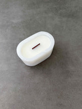 Load image into Gallery viewer, OVALE | ROYAL WHITE JADE CANDLE