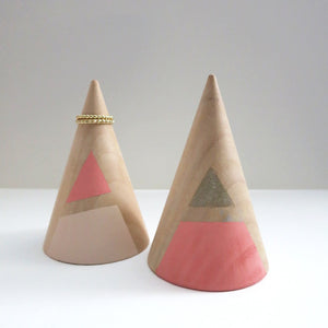 JUMBO SLANTED TRIANGLE RING CONES